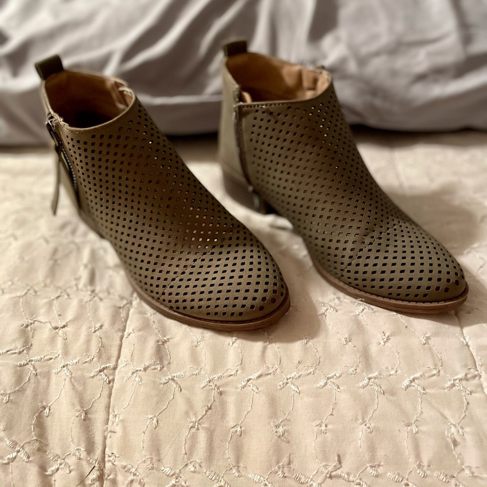 Green boots. EUC. Low heel. Zip closure.